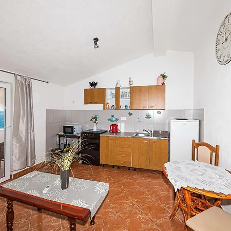 Gorgeous In Okrug Gornji * Τρογκίρ